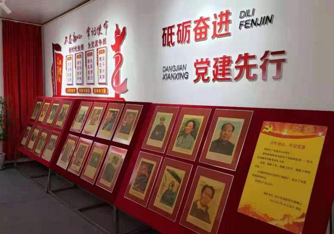 救援受困木屋的牛仔